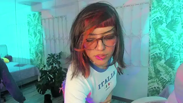 Snapshot of cute_hollywood chatting on 13, 11, 2025 cute hollywood online show from 13, 11, 2025