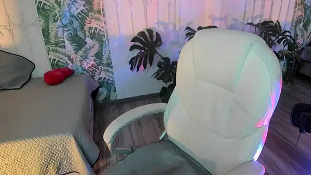 Snapshot of cute_hollywood chatting on 5, 12, 2025 cute hollywood online show from 5, 12, 2025