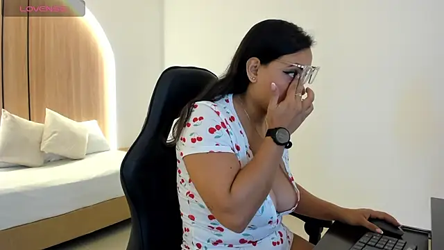 zoe danae  online show from 23, 10, 2025