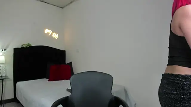 Snapshot of RedQueenMilf chatting on 7, 3, 2025 RedQueenMilf online show from 7, 3, 2025