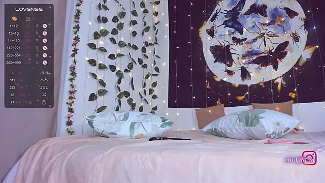 Snapshot of monikamelt chatting on 5, 10, 2025 monikamelt online show from 5, 10, 2025