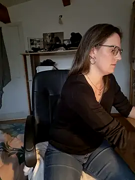 Snapshot of SpiceLea chatting on 6, 1, 2025 SpiceLea online show from 6, 1, 2025