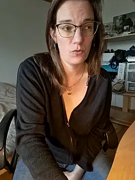 Snapshot of SpiceLea chatting on 4, 3, 2025 SpiceLea online show from 4, 3, 2025