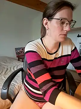 Snapshot of SpiceLea chatting on 10, 3, 2025 SpiceLea online show from 10, 3, 2025