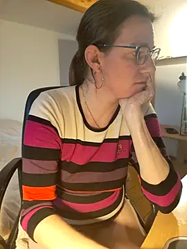 Snapshot of SpiceLea chatting on 10, 3, 2025 SpiceLea online show from 10, 3, 2025