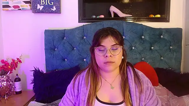 Snapshot of EmmaCoxx chatting on 8, 2, 2025 EmmaCoxx online show from 8, 2, 2025