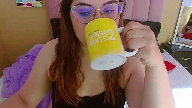 Snapshot of EmmaCoxx chatting on 25, 2, 2025 EmmaCoxx online show from 25, 2, 2025