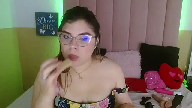 Snapshot of EmmaCoxx chatting on 4, 3, 2025 EmmaCoxx online show from 4, 3, 2025