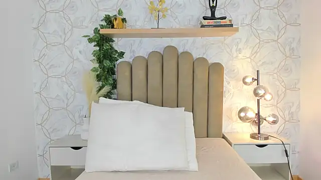 Snapshot of Roma__love chatting on 27, 10, 2025 Roma love online show from 27, 10, 2025