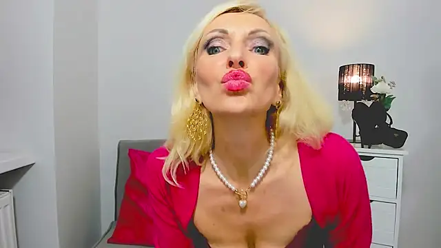 CrystalHotty online show from 8, 1, 2025