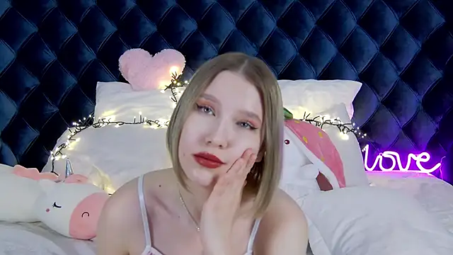 LiliLinn online show from 3, 3, 2025