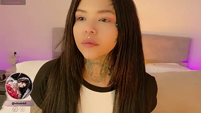 Snapshot of NinaInk chatting on 20, 11, 2025 NinaInk online show from 20, 11, 2025