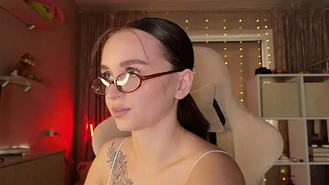Snapshot of Katy_perry_ chatting on 6, 3, 2025 Katy perry  online show from 6, 3, 2025