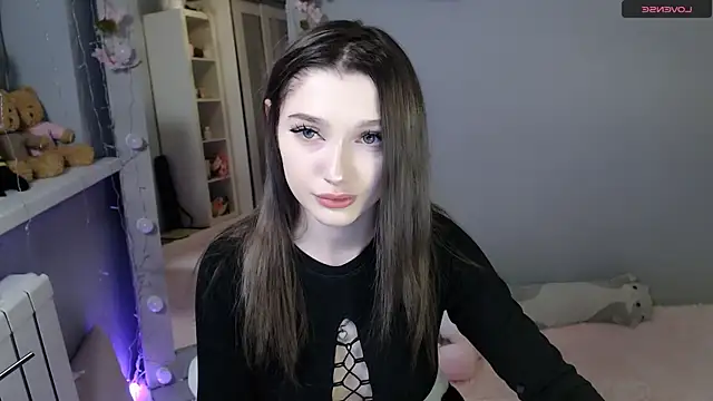 White kitty01 online show from 7, 12, 2024