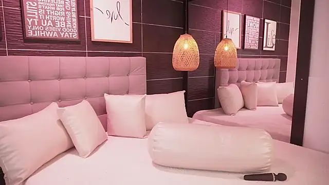 Snapshot of Bella_TS_ chatting on 4, 12, 2025 Bella TS online show from 4, 12, 2025