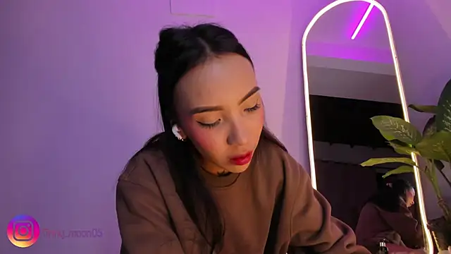 Snapshot of tinymoon- chatting on 8, 3, 2025 tinymoon- online show from 8, 3, 2025
