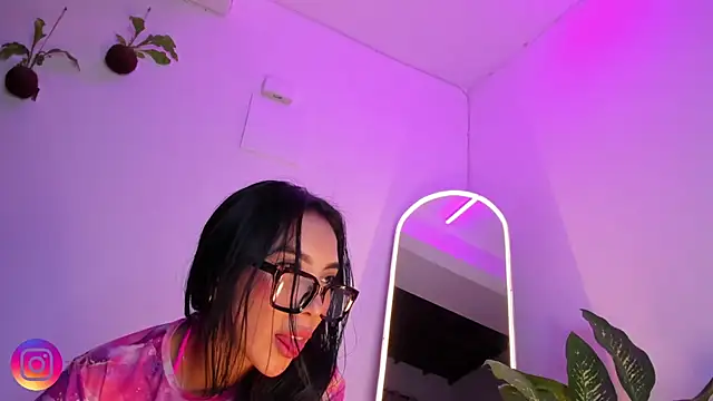 Snapshot of tinymoon- chatting on 11, 3, 2025 tinymoon- online show from 11, 3, 2025