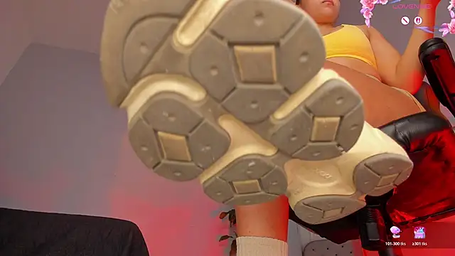 Snapshot of charlotte__grey chatting on 1, 4, 2026 charlotte grey online show from 1, 4, 2026