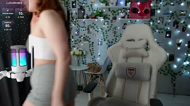 Snapshot of Meow_babe chatting on 8, 1, 2025 Meow babe online show from 8, 1, 2025