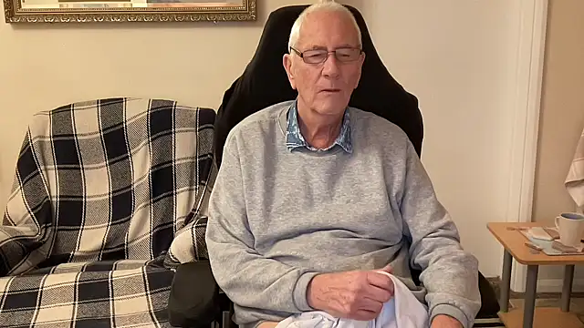 Snapshot of cutaboverest chatting on 15, 11, 2025 cutaboverest online show from 15, 11, 2025