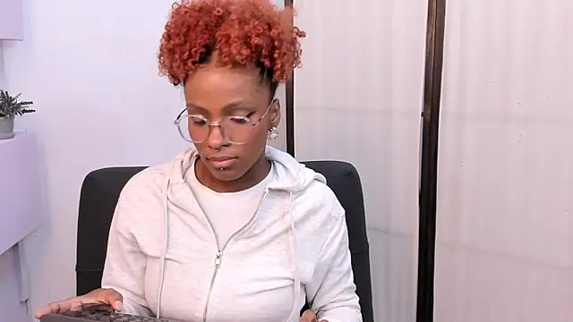 Snapshot of LiannaDixon chatting on 8, 3, 2025 LiannaDixon online show from 8, 3, 2025