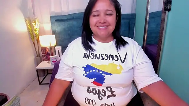 Busty Juicy online show from 13, 1, 2025