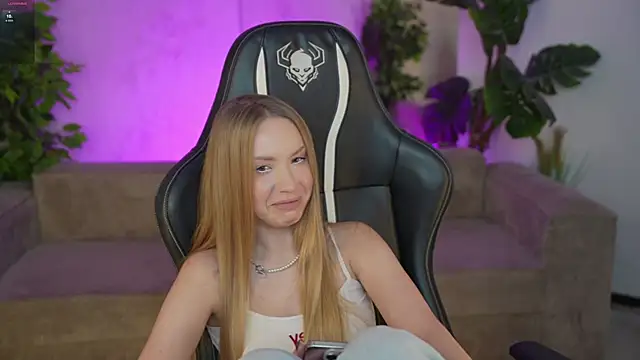 Snapshot of Linda054 chatting on 26, 9, 2025 Linda054 online show from 26, 9, 2025