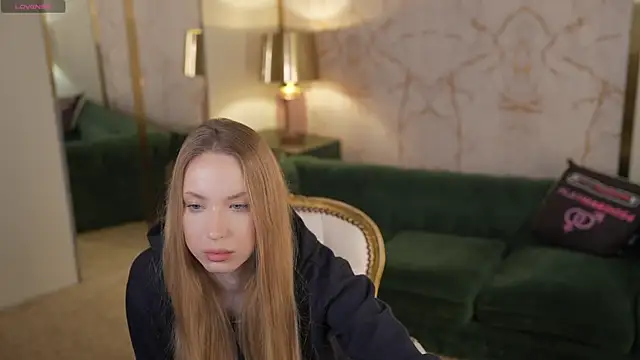 Snapshot of Linda054 chatting on 14, 10, 2025 Linda054 online show from 14, 10, 2025