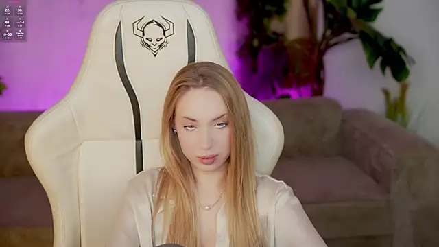 Snapshot of Linda054 chatting on 19, 10, 2025 Linda054 online show from 19, 10, 2025