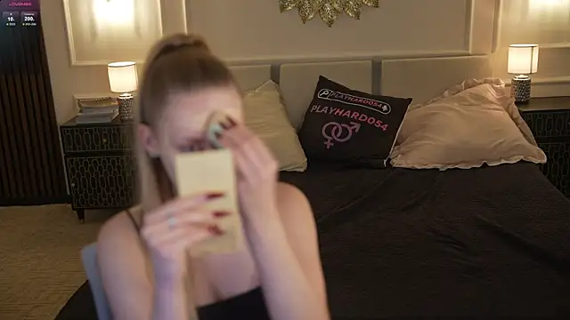 Snapshot of Linda054 chatting on 26, 10, 2025 Linda054 online show from 26, 10, 2025