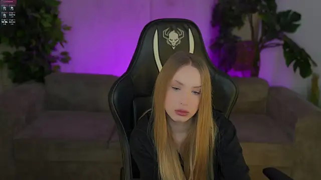 Snapshot of Linda054 chatting on 2, 11, 2025 Linda054 online show from 2, 11, 2025