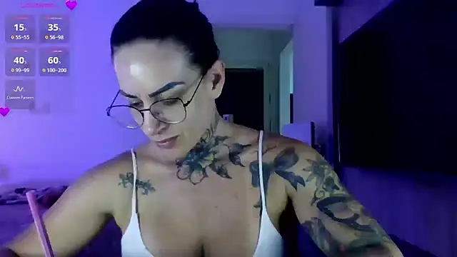 Snapshot of YasmimBrasil chatting on 28, 10, 2025 YasmimBrasil online show from 28, 10, 2025