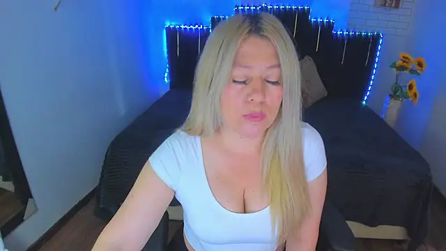 Snapshot of arisha_katy1 chatting on 4, 1, 2025 arisha katy1 online show from 4, 1, 2025