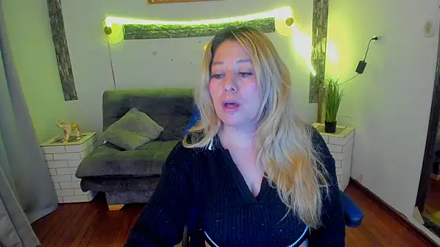 Snapshot of arisha_katy1 chatting on 6, 3, 2025 arisha katy1 online show from 6, 3, 2025