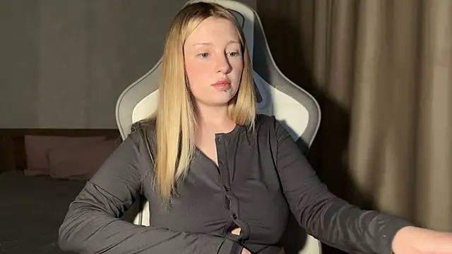 Snapshot of x_ivy_x chatting on 28, 10, 2025 x ivy x online show from 28, 10, 2025