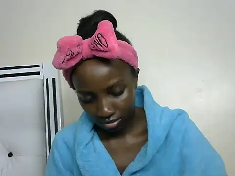 sweet-petite online show from 2, 12, 2025