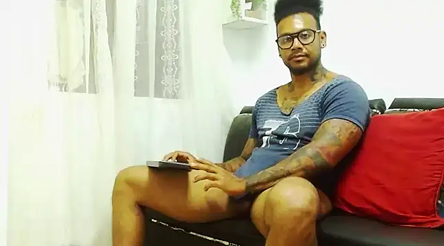 Snapshot of LewisStrong chatting on 8, 1, 2025 LewisStrong online show from 8, 1, 2025