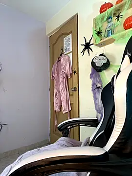 Snapshot of Ivann4 chatting on 9, 10, 2025 Ivann4 online show from 9, 10, 2025