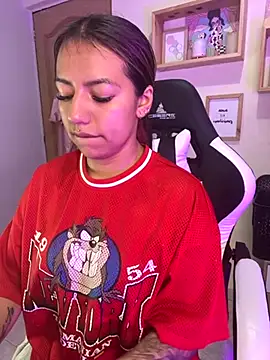 Snapshot of Ivann4 chatting on 4, 11, 2025 Ivann4 online show from 4, 11, 2025