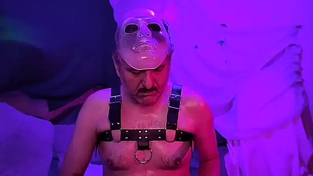 Snapshot of BushBator chatting on 19, 10, 2025 BushBator online show from 19, 10, 2025