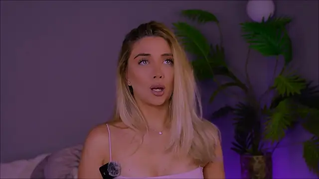 Snapshot of Jessielle chatting on 14, 11, 2025 Jessielle online show from 14, 11, 2025