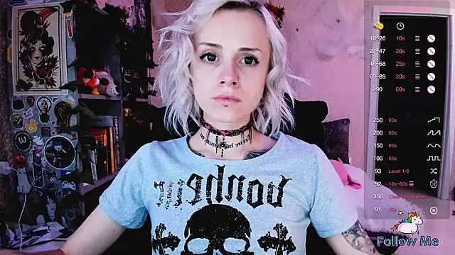 Snapshot of NaniMoore chatting on 10, 10, 2025 NaniMoore online show from 10, 10, 2025