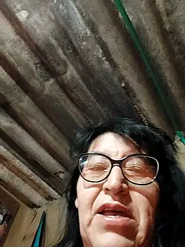 Snapshot of clarita_01 chatting on 6, 10, 2025 clarita 01 online show from 6, 10, 2025