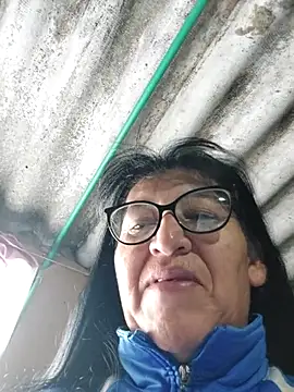 Snapshot of clarita_01 chatting on 27, 10, 2025 clarita 01 online show from 27, 10, 2025