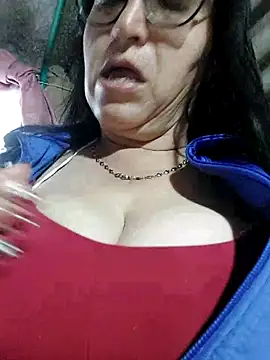 Snapshot of clarita_01 chatting on 4, 11, 2025 clarita 01 online show from 4, 11, 2025