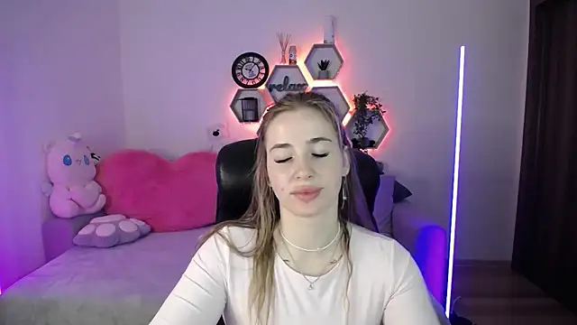 Snapshot of SabrinViolet chatting on 17, 4, 2026 SabrinViolet online show from 17, 4, 2026