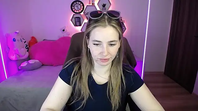 Snapshot of SabrinViolet chatting on 6, 5, 2026 SabrinViolet online show from 6, 5, 2026