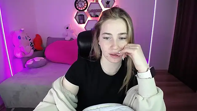 Snapshot of SabrinViolet chatting on 8, 5, 2026 SabrinViolet online show from 8, 5, 2026