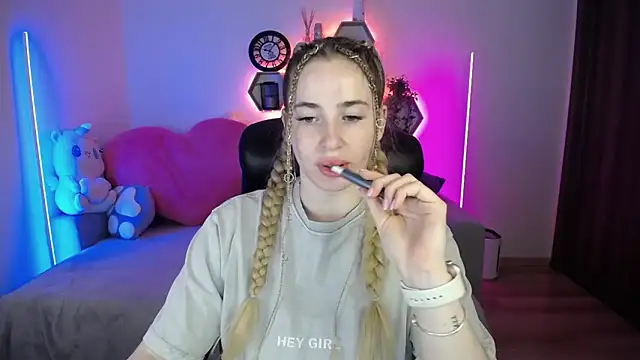 Snapshot of SabrinViolet chatting on 18, 5, 2026 SabrinViolet online show from 18, 5, 2026