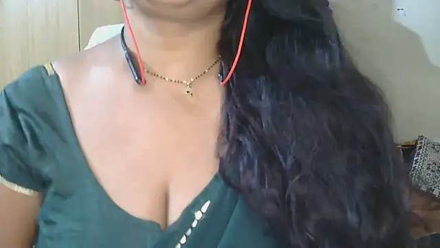 Snapshot of Cute_Ruhi99 chatting on 8, 10, 2025 Cute Ruhi99 online show from 8, 10, 2025